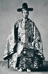 Japonský dvorní šlechtic ve starověkých šatech, 1902