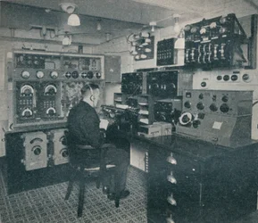 Bezdrátový operátor Marconi přijímající bezdrátové zprávy, když císařovna Británie překračuje Atlantik