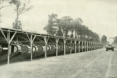 Park britských tanků těsně za frontovou linií, 1919.