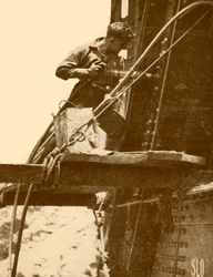 Nýtovací kladivo v provozu na mostě Sydney Harbour Bridge, c1930.