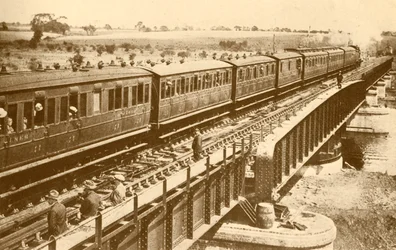 Vlak projíždějící přes most, c1930.