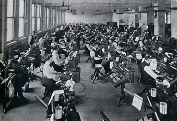 Pohled na největší baterii skládacích strojů na světě, 1916