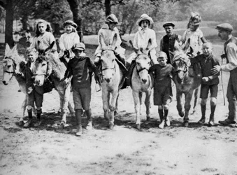 Projížďka na oslu na bankovním svátku na Hampstead Heath, Londýn, 1926-1927