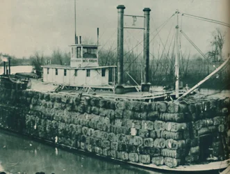 Plný náklad bavlny se často hromadí vysoko nad palubami parníků Mississippi, 1937
