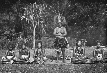 Skupina samojských tančících žen v plném kostýmu, 1902