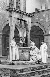 Skupina mnichů v klášteře Monte Oliveto Maggiore, Itálie, 1922