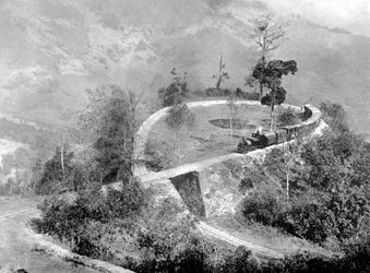 Jediná smyčka v Darjeeling Himalayan Railway, Indie, c1910