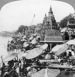 Chrám a gháty na Ganze v Benares Varanasi, Indie, 1900