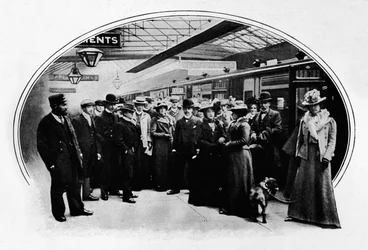 Divadelní společnost začínající na turné, Euston Station, Londýn, c1900 1901