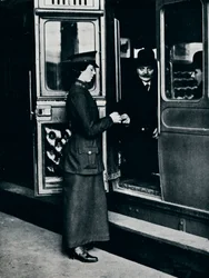 Žena inspektorka jízdenek v práci, c1914