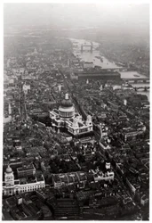 Letecký pohled na St Pauls Cathedral, Londýn, ze Zeppelin, 1931 1933