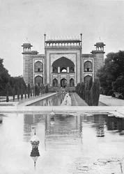 Agra. Brána Taj Mahal, c1910.