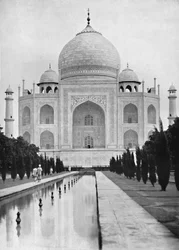 Agra. Blízký pohled na Taj Mahal, c1910.