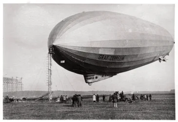 Vzducholoď LZ127 Graf Zeppelin kotvící v Löwentalu v Německu, 1933