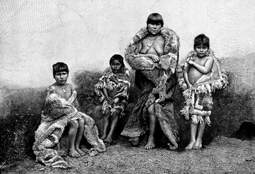 Alakaluf Fuegians, oblečený do guanakových kůží, Chile, 1895
