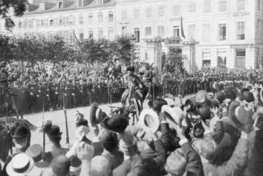 Albert I. Belgický na cestě do parlamentu, 1914