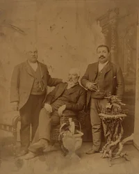Bílý tisk tří členů rodiny Boyd, 1890-1930.