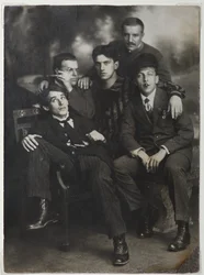 Alexey Kruchenykh, David Burlyuk, Vladimir Mayakovsky, Nikolai Burlyuk a Benedict Livshits, 1913.