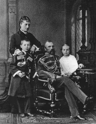 Alexander II Ruska a princezna Jekatěrina Mikhailovna Yurievskaya s dětmi, c. 1880.