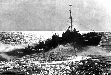 Spojenecký motorový torpédový člun na hlídce u francouzského pobřeží, 1944