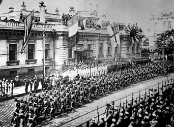 Spojenečtí vojáci a námořníci ve Vladivostoku, Rusko, září 1918