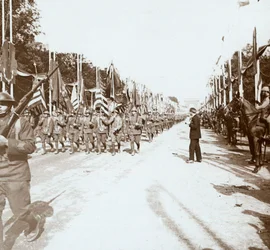 Americké jednotky pochodující ve vítězné přehlídce, Paříž, Francie, c1918-c1919