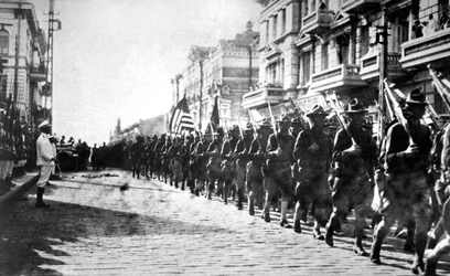 Americké jednotky defilující ve Vladivostoku, Rusko, 1918