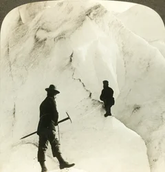 Mezi horami a propastmi ledu - obrovské trhliny ledovce Brigsdal, - Norsko, c1905.