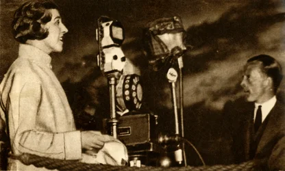 Amy Johnson vysílá z letiště Croydon, 1930, 1933.