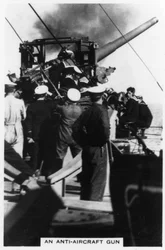 Protiletadlové dělo na palubě HMS Nelson, 1937