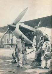Instruktor vysvětlující detaily motoru žákům na Sealand Aerodrome, Flintshire, c1936 c1937