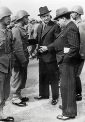 Antonio de Oliveira Salazar (1888-1970), diktátor Portugalska v letech 1932 až 1968, inspekce vojáků během návštěvy Azorských ostrovů, 5. dubna 1941 (čb foto)