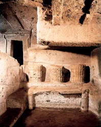 Architektura etrusque: hrobka a zvonice. 7eme siecle avant JC. Cerveteri. Necropole de Monte Abatone. Itálie