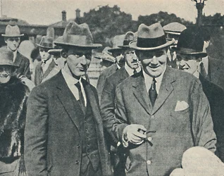 Příjezd do Anglie. Kapitán Cecil Foster a jeho hlavní důstojník Gravesend, srpen 1923, 1936