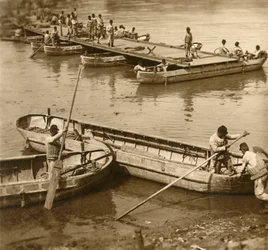 Sestavení pontonového mostu, c1914-c1918