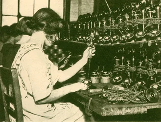 Sestavení nových automatických telefonů připravených k distribuci předplatitelům, c1930.