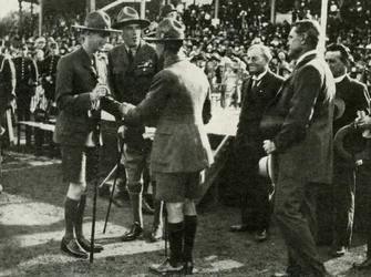Na přehlídce skautů a průvodkyň, Adelaide, Austrálie, 1927, 1937.