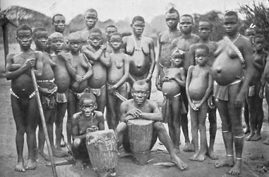 Skupina Bambute Pygmy se dvěma Walesankami, 1902