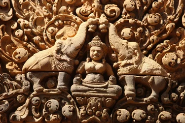 Chrám Banteay Srei v Angkoru v Kambodži. Lakshmi, hinduistická bohyně bohatství a manželka boha Višnua, je pokropena svěcenou vodou dvěma slony Siem Reap Kambodža