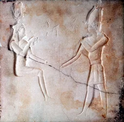 Basreliéf zobrazující bohy Isis a Osiris, Ptolemaiovské období, Starověký Egypt, 323-30 př.nl