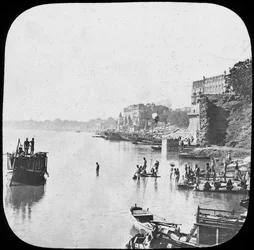 Ghat ke koupání v Benares, Indie, konec 19. nebo začátek 20. století