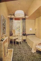 Ložnice navržená Esmé Gordon, A.R.I.B.A., A.R.I.A.S., s řeckým klíčem design W Wilton Carpet od J
