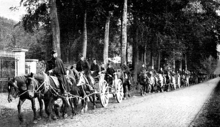 Belgické dělostřelectvo vyhýbající se německým letadlům Taube, první světová válka, 1914