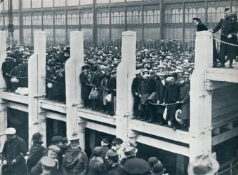 Belgičtí uprchlíci v přístavu v Ostende čekající na loď, která je odveze do Anglie, 1914.