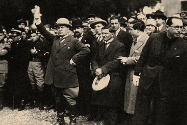 Benito Mussolini, mezi členy fašistické strany, krátce po pochodu na Řím.