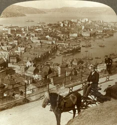 Bergen, západně od Floifjeldu, přes přístav vpravo a vzdálený Puddefjord, Norsko, c1905.