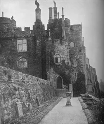 Berkeley Castle, sídlo Rt. Honzo Lord Fitzhardinge, c1913