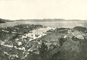 Pohled z ptačí perspektivy na přístav, Bergen, Norsko, 1895.