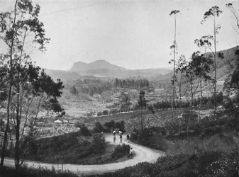 Pohled z Ramboda Pass při pohledu na jihovýchod směrem k Nuwara Eliya a Hakgalla Rock, 1926