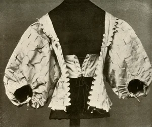 Živůtek z bílého saténu seříznutý a zrůžověný, c1620-1640, 1937.
